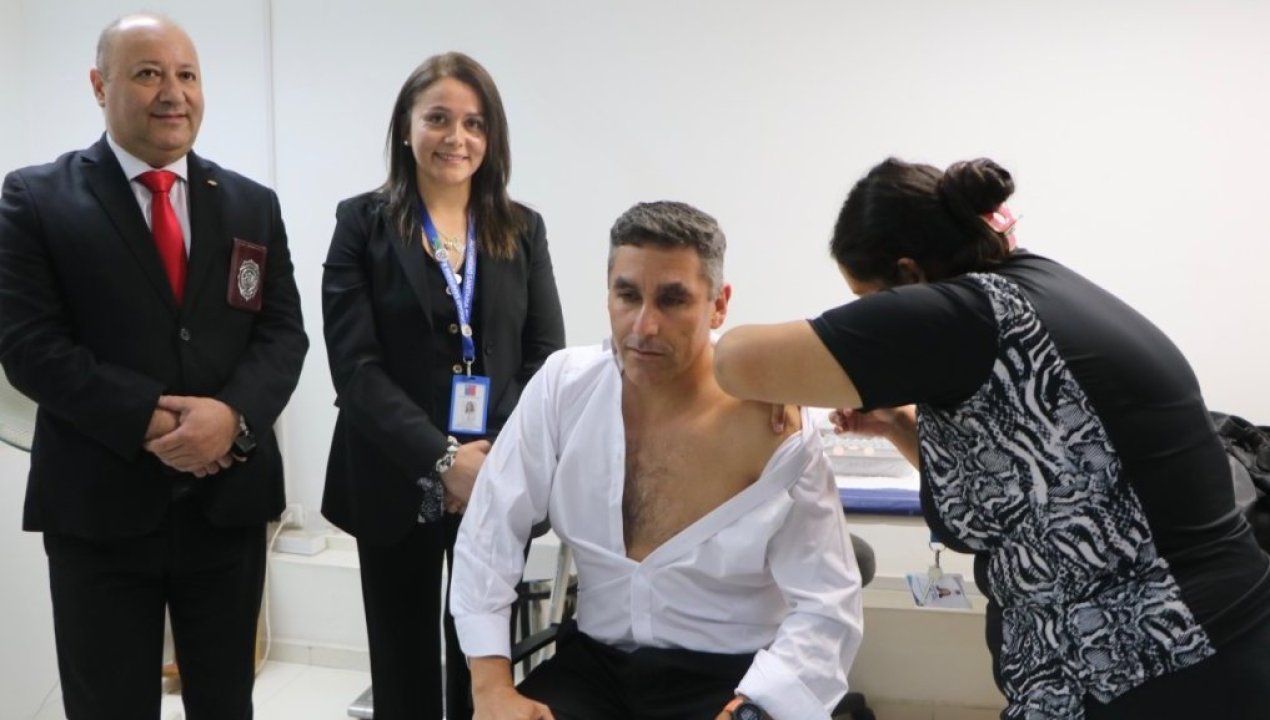 /operativo-de-vacunacion-en-cuartel-de-la-pdi-refuerza-la-prevencion-de