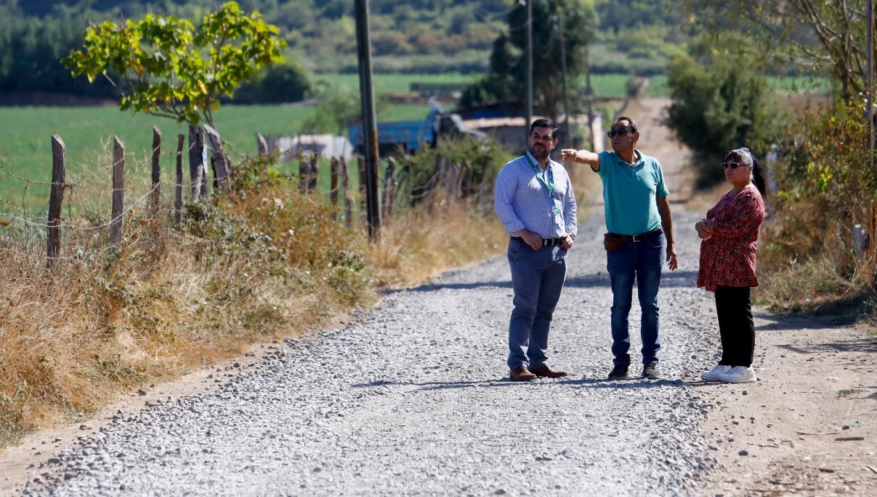 /municipio-de-curico-repara-caminos-rurales-en-chequenlemu