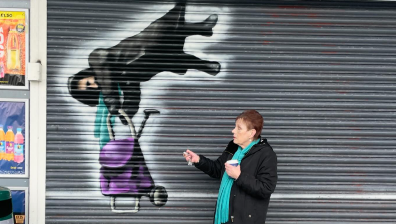 /tendencias/curiosidades/homenajean-con-un-grafiti-a-mujer-que-quedo-colgando-en-cortina-de