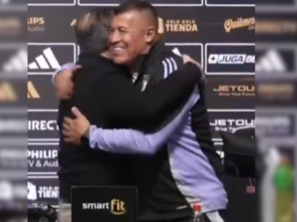 NO ES IA: el tierno abrazo de Mosa y Almirón