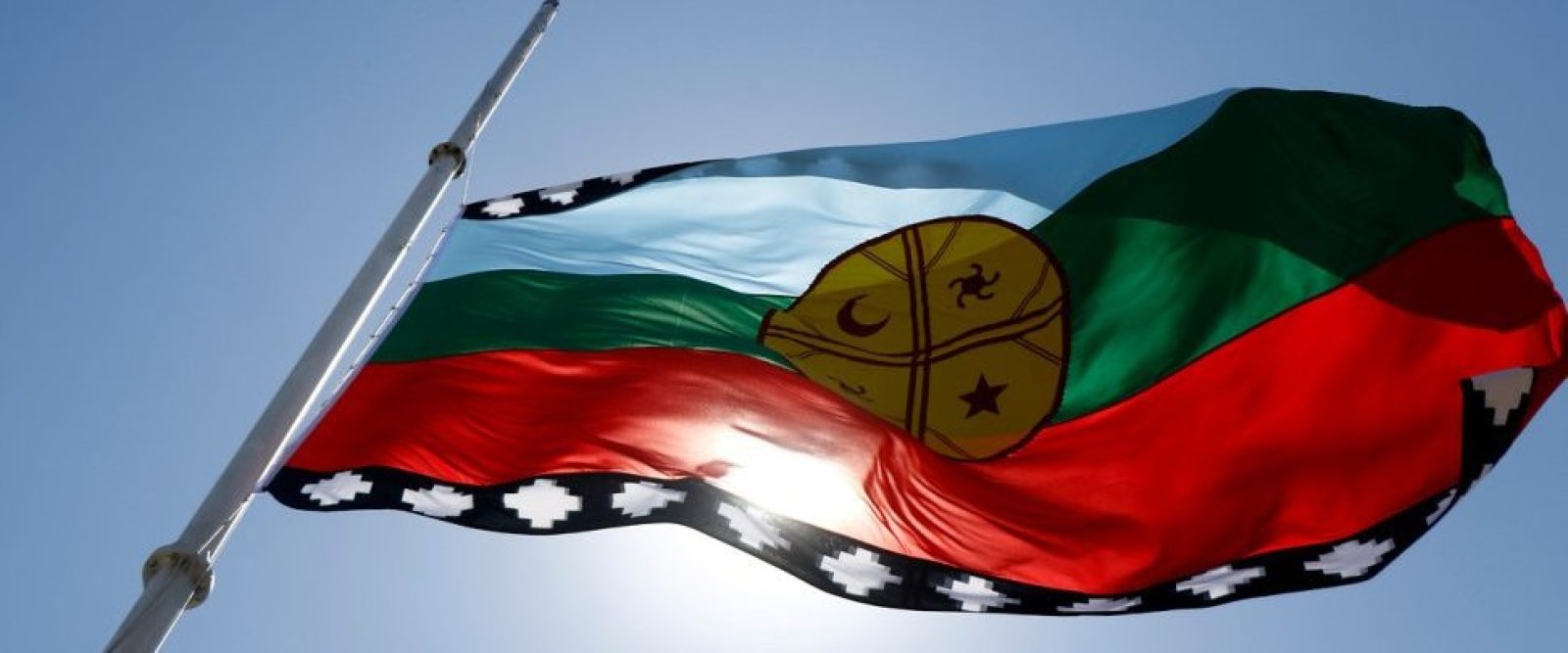Grupo neonazi roba bandera mapuche desde edificio público en Chillán