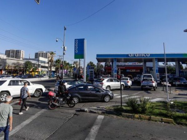 Alza de bencinas impulsa recomendaciones para reducir consumo de combustible