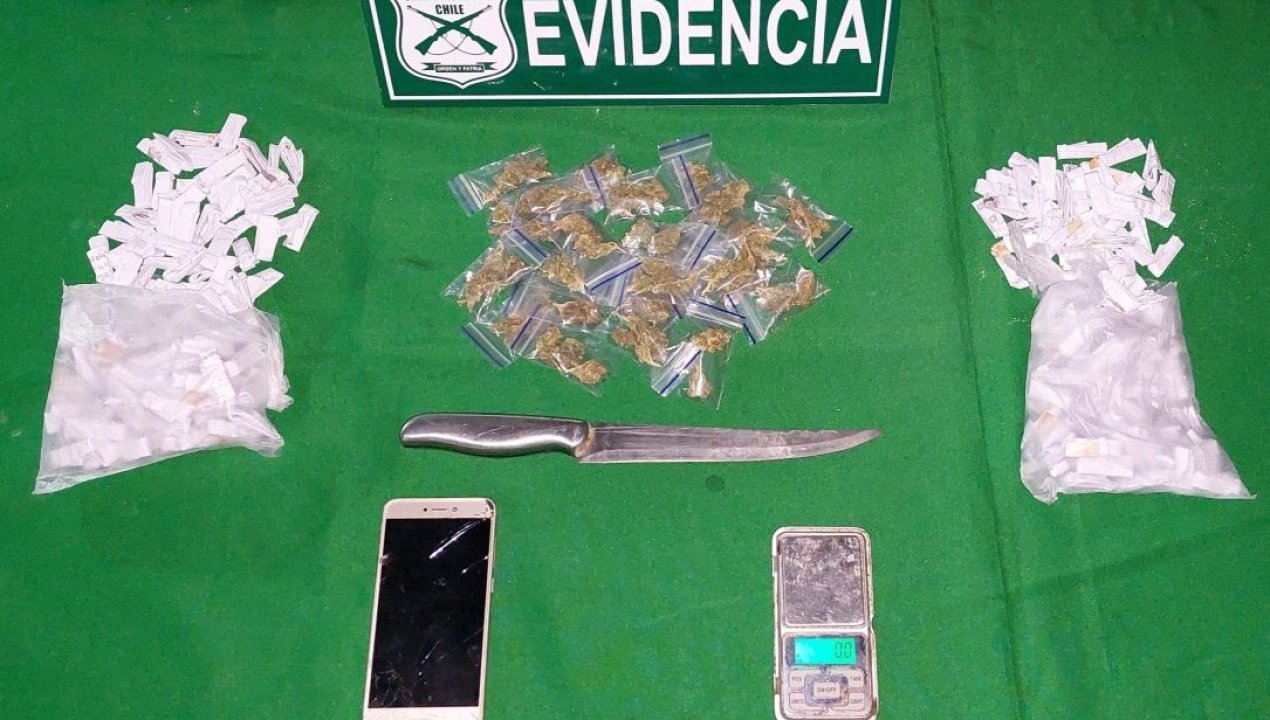 /carabineros-detiene-a-mujer-vendiendo-droga-en-poblacion-nicanor-marambio